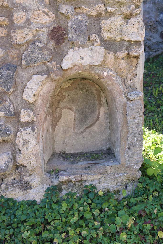 IX.6.8 Pompeii. February 2020. Niche set into pilaster. Photo courtesy of Aude Durand.

