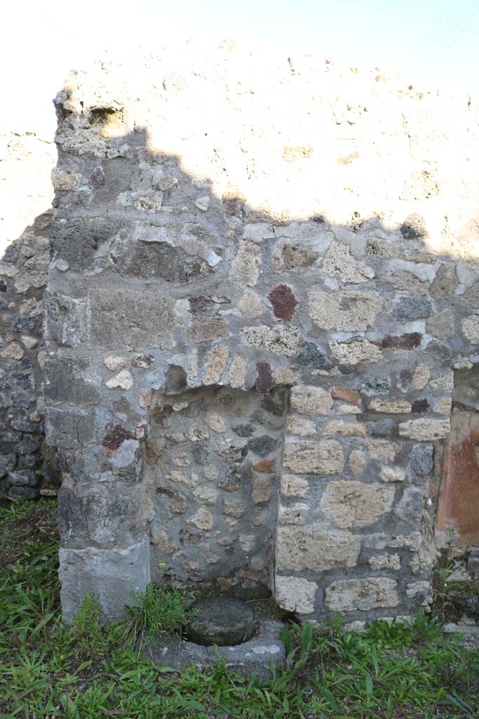 IX.6.b Pompeii. December 2018. 
Cistern mouth at base of east wall. Photo courtesy of Aude Durand.

