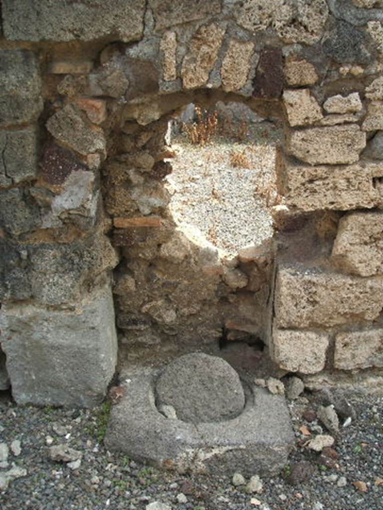 IX.6.b Pompeii. May 2005. Cistern mouth, near east wall of the kitchen.