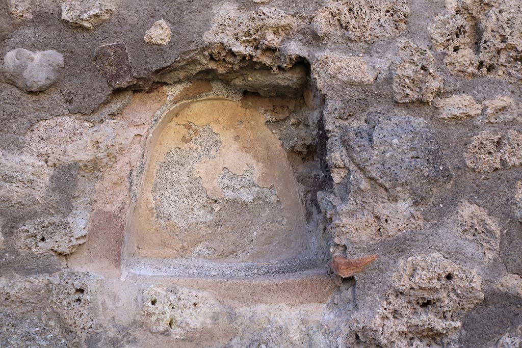 IX.6.c Pompeii. December 2018. Niche set into west wall of shop. Photo courtesy of Aude Durand.

