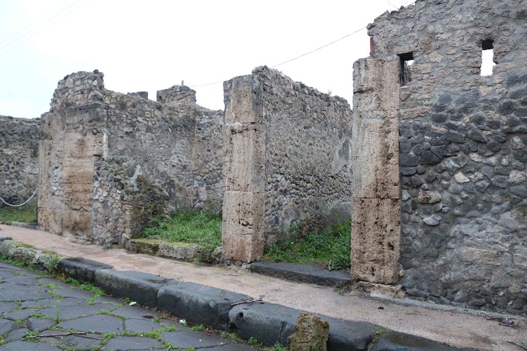 IX.6.g Pompeii, on right. December 2018. Looking west along north side of roadway. Photo courtesy of Aude Durand.
