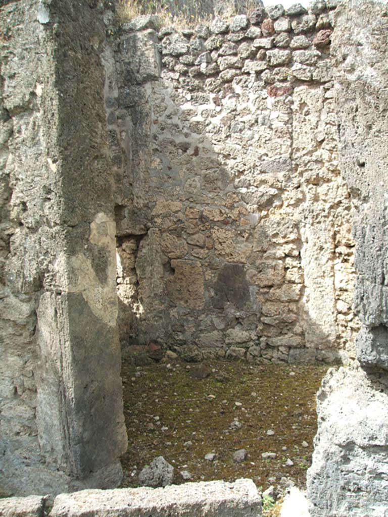 IX.6.g Pompeii. May 2005. Doorway to cubiculum “a”, on west side of atrium “2”.
