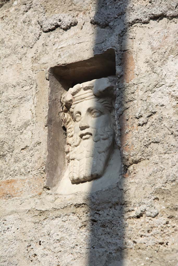 IX.7.1 Pompeii. March 2019. Detail of bust of Dionysus in niche.
Foto Annette Haug, ERC Grant 681269 DÉCOR
