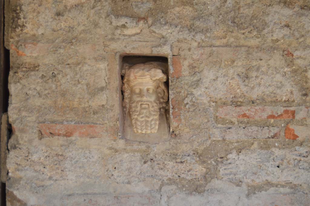 IX.7.1 Pompeii. October 2017. Dionysus in niche on east side of doorway.
Foto Taylor Lauritsen, ERC Grant 681269 DÉCOR.
