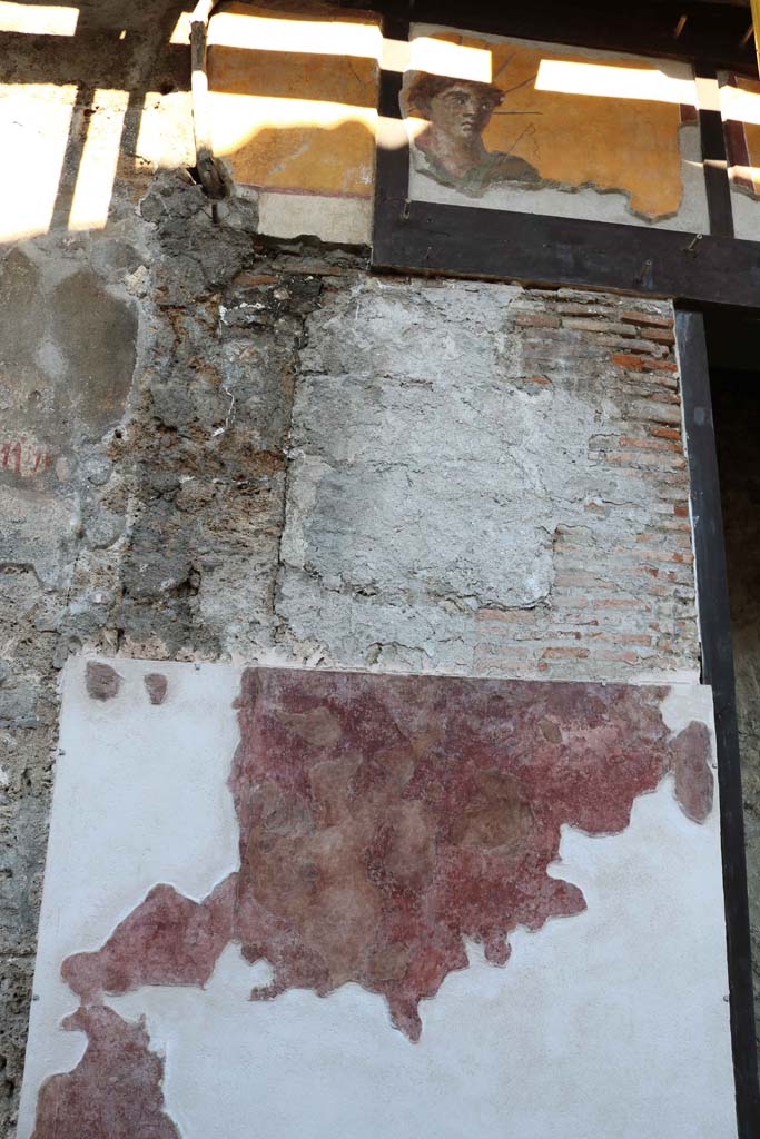 IX.7.1 Pompeii. December 2018. West side of entrance doorway. Photo courtesy of Aude Durand.