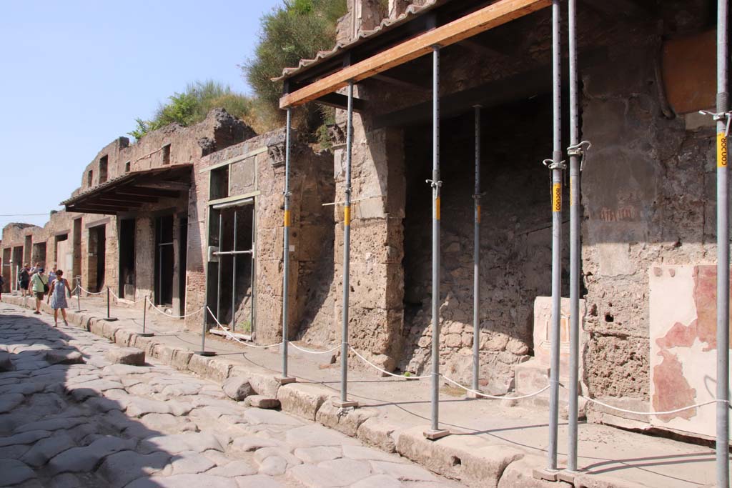 IX.7.2 Pompeii. September 2019. Looking west along north side of Via dell’Abbondanza, with workshop, on right.
Photo courtesy of Klaus Heese.
