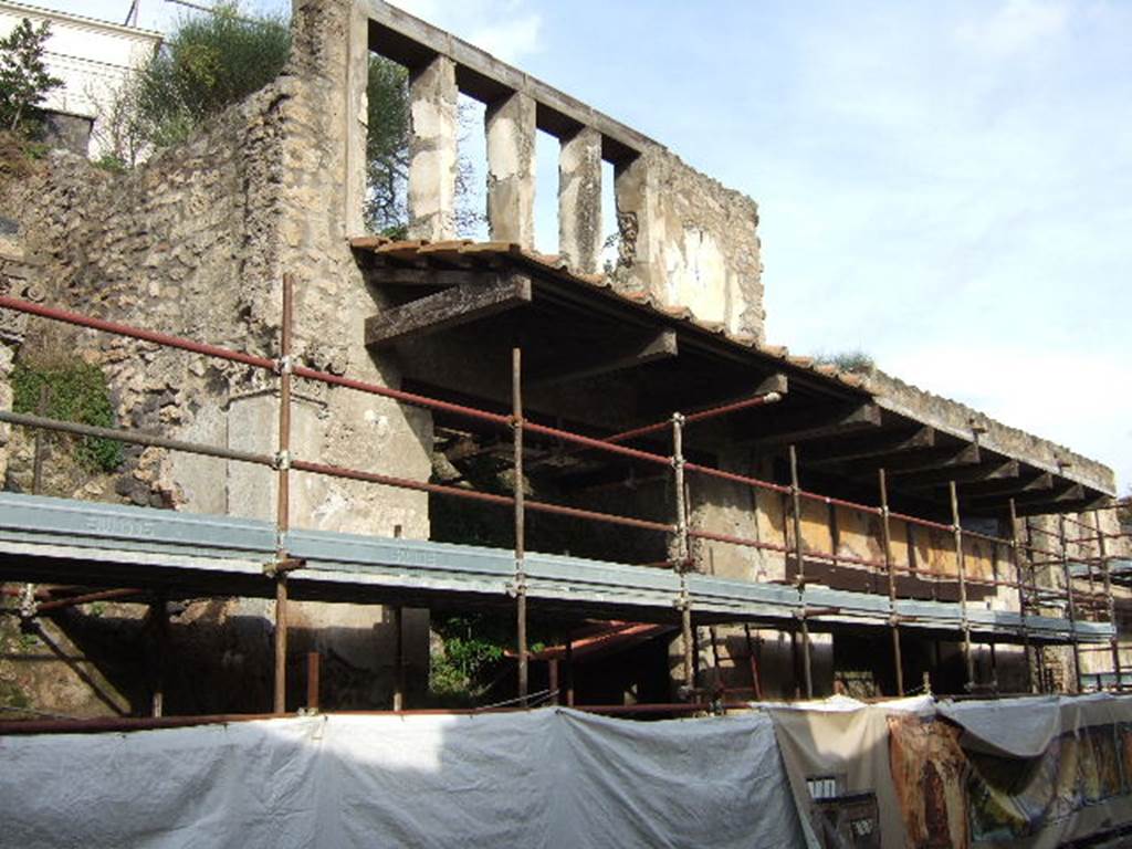 IX.7.2 Pompeii.  December 2005.  IX.7.1 and upper storey under renovation.