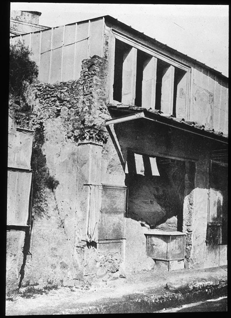 IX.7.2 Pompeii, in centre. Photo by Spinazzola. 
Upper storey windows, Looking east along north side of Via dell’Abbondanza.
Used with the permission of the Institute of Archaeology, University of Oxford. File name instarchbx208im127. Resource ID. 44452.
See photo on University of Oxford HEIR database
