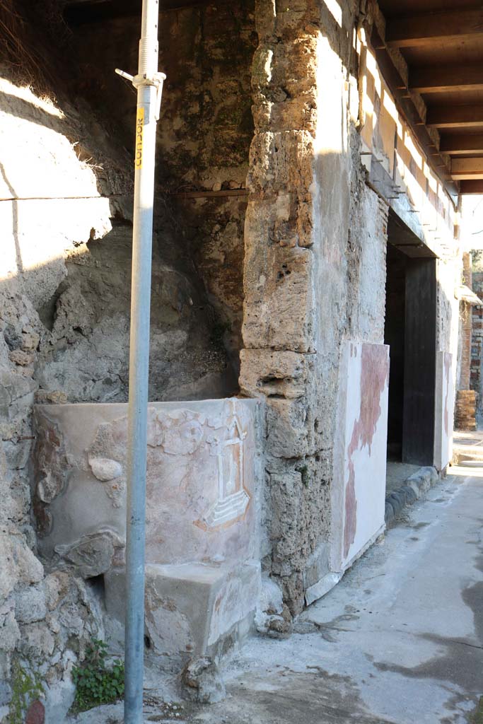 IX.7.2 Pompeii. December 2018. 
Looking east to IX.7.1, on Via dell’Abbondanza. Photo courtesy of Aude Durand.
