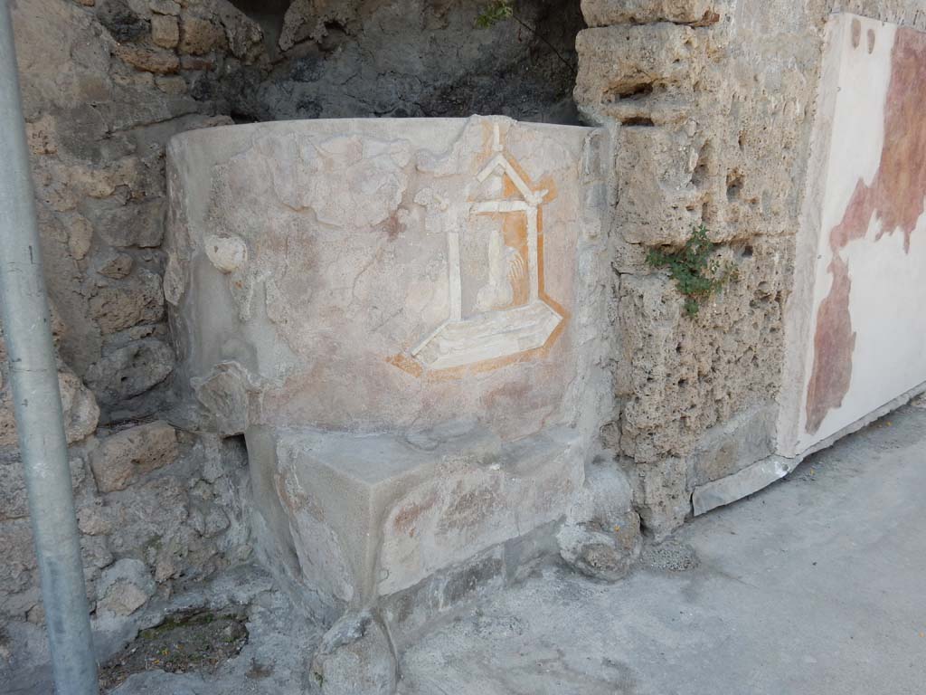 IX.7.2 Pompeii. June 2019. Furnace near entrance on north side of Via dell’Abbondanza. Photo courtesy of Buzz Ferebee.