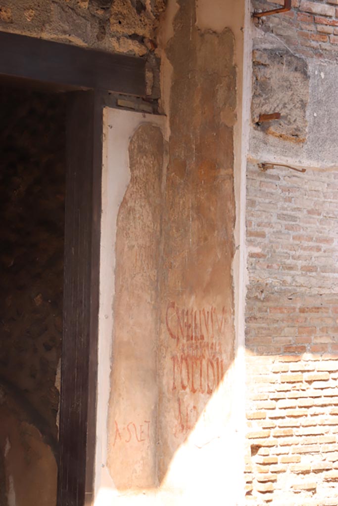 IX.7.5 Pompeii. October 2023. 
Graffiti outside workshop of Verecundus, on right (east) side of doorway. Photo courtesy of Klaus Heese.

