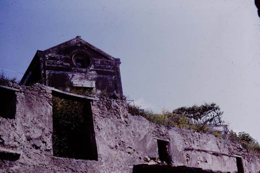 IX.7.7 Pompeii. 1964. Upper floor with windows, on right.  Photo by Stanley A. Jashemski
Source: The Wilhelmina and Stanley A. Jashemski archive in the University of Maryland Library, Special Collections (See collection page) and made available under the Creative Commons Attribution-Non Commercial License v.4. See Licence and use details.
J64f1196

