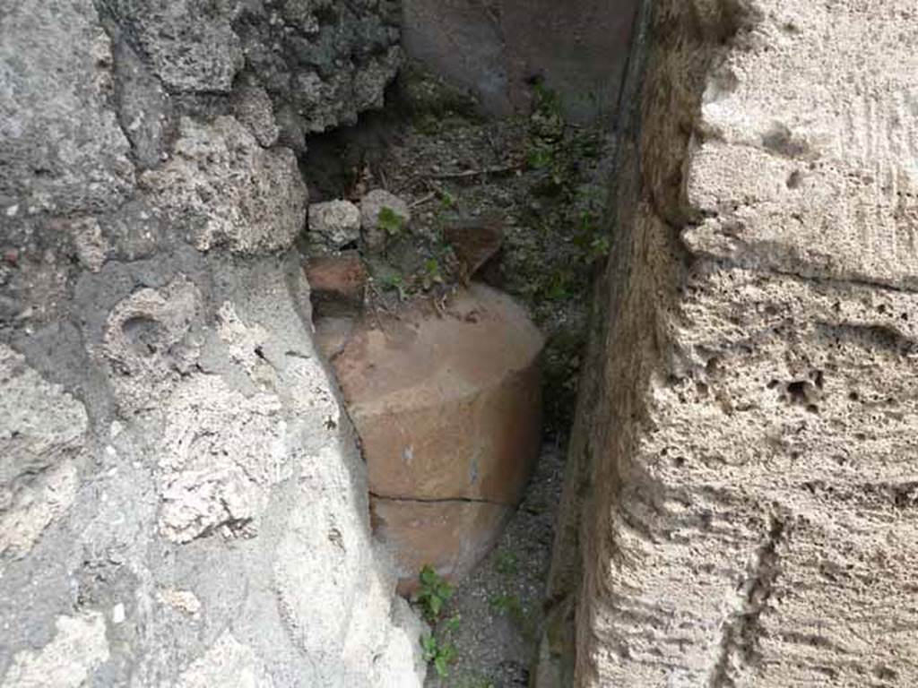 IX.7.8 Pompeii. May 2010. Remains of large dolium on east side of entrance.