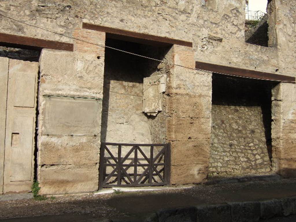 IX.7.9 Pompeii. December 2005. Entrance doorway on Via dell’ Abbondanza, looking towards upper east side of doorway. 

