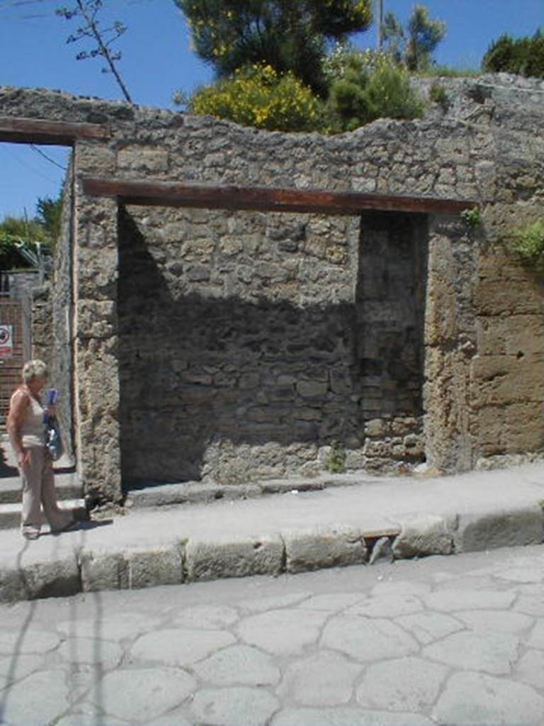 IX.7.11 Pompeii. May 2005. Entrance doorway.