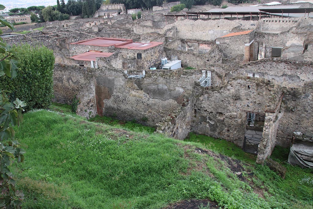 IX.7.12 Pompeii. October 2024. 
Room 3, west wall of atrium, on left, west wall of room 5, triclinium, in centre, room with entrance doorway at IX.7.14, on right. 
Photo courtesy of Klaus Heese. 
