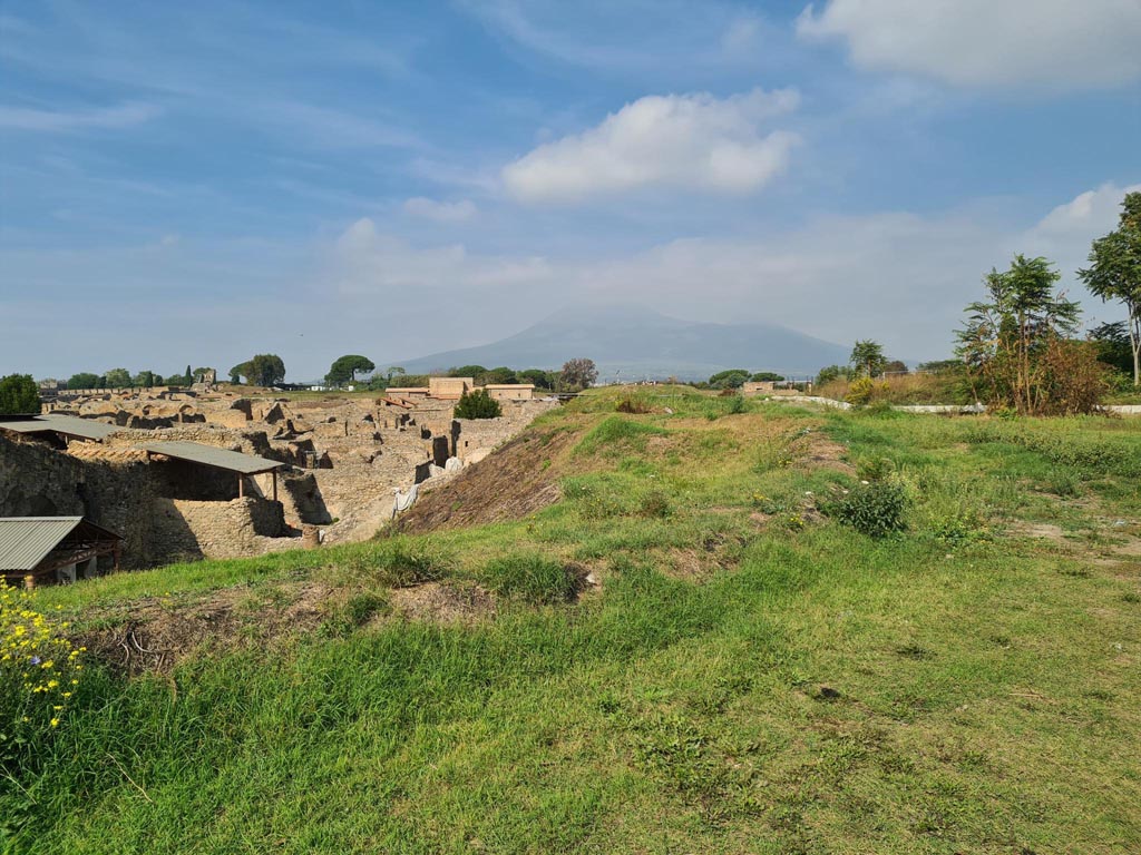 IX.7.12 Pompeii. October 2023. Looking north to Vesuvius from Casina dell’Aquila. Photo courtesy of Klaus Heese.