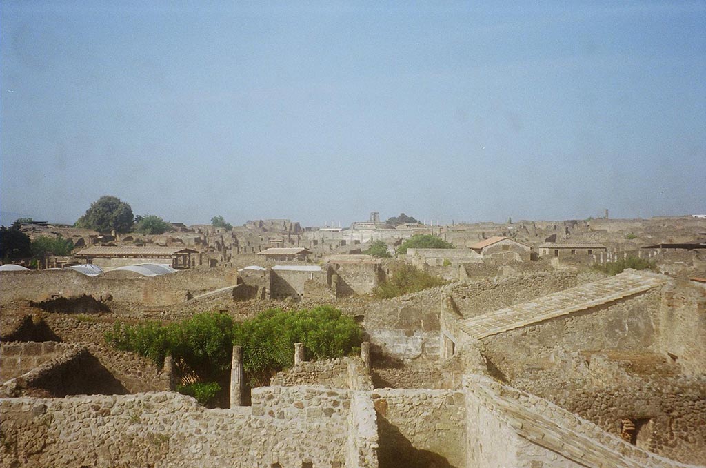 View looking west across the rear peristyle of IX.1.22 and insula IX.1, taken from above IX.7.12. May 2010. Photo courtesy of Rick Bauer.