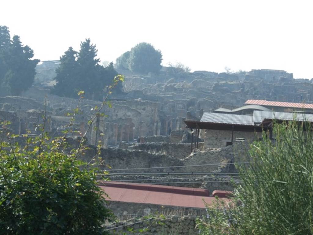 View looking west along the Via dell’Abbondanza, taken from above IX.7.12.  December 2007.