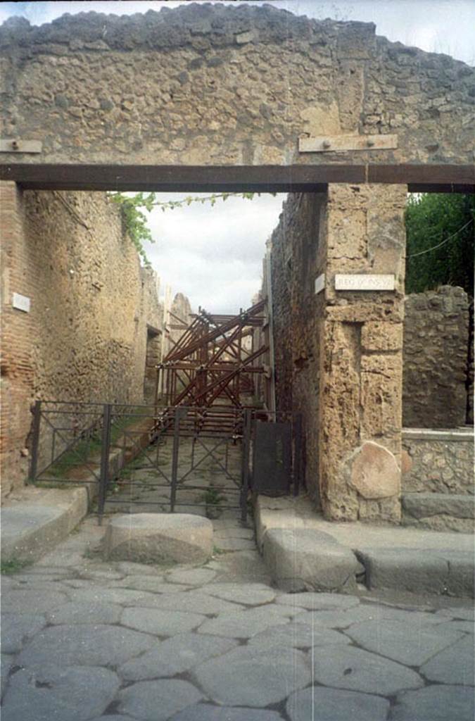 IX.7.13 Pompeii. July 2011. Vicolo di Tesmo between IX.1 and IX.7. Looking north from Via dell’Abbondanza, with IX.7.13 on right. Photo courtesy of Rick Bauer.