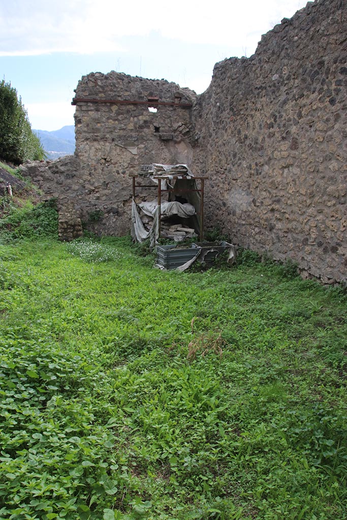 IX.7.12, 14 or 16 (?) Pompeii. October 2024. 
Garden area “e”, looking towards south wall. Photo courtesy of Klaus Heese.
