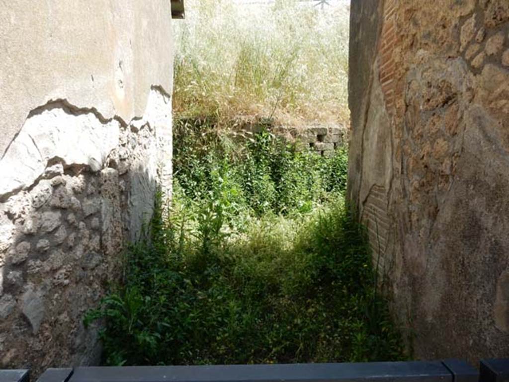 IX.7.16 Pompeii, May 2018. Looking east along entrance corridor. Photo courtesy of Buzz Ferebee.