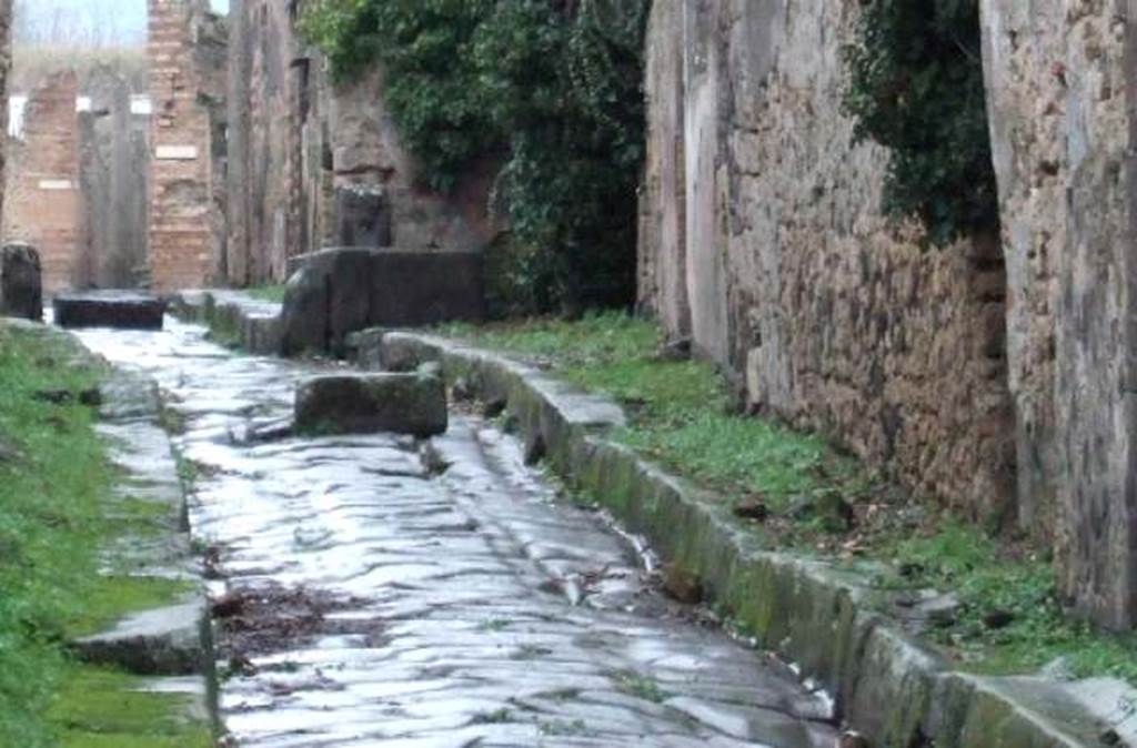 Fountain at IX.7.17 Vico di Tesmo looking north