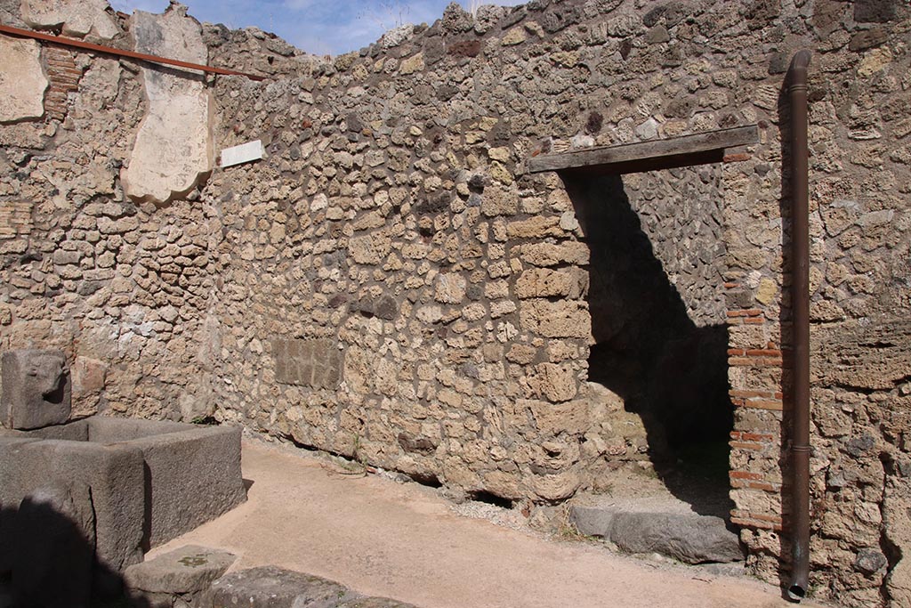 IX.7.17, Pompeii. October 2024. Entrance doorway, with fountain. Photo courtesy of Klaus Heese.