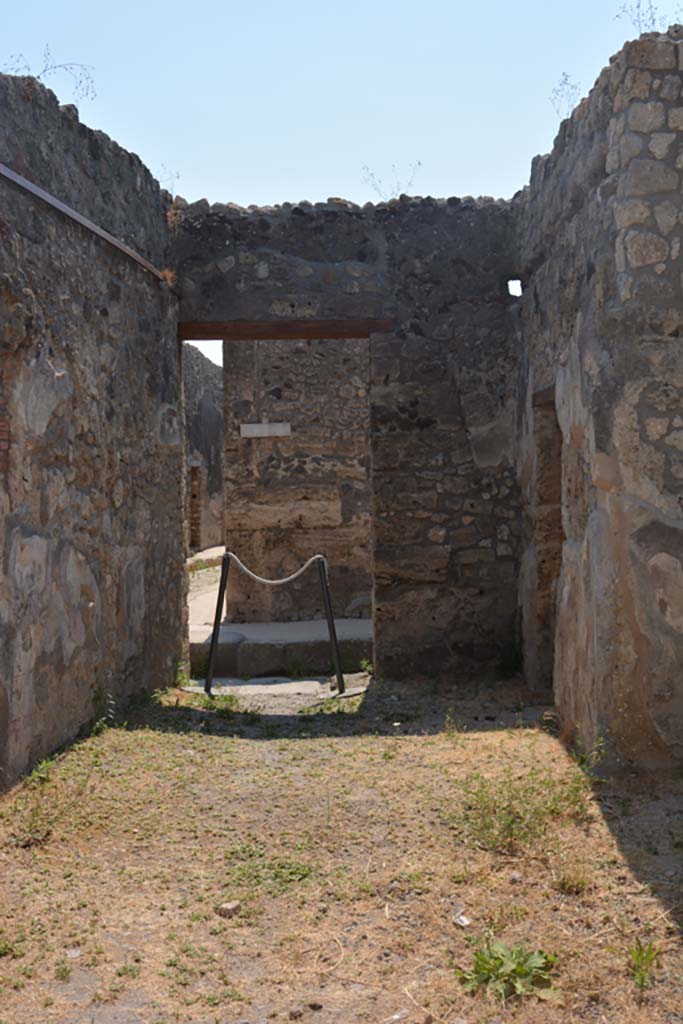 IX.7.19 Pompeii. July 2017. 
Looking west across site of impluvium in atrium towards entrance doorway on Vicolo di Tesmo
Foto Annette Haug, ERC Grant 681269 DÉCOR.
