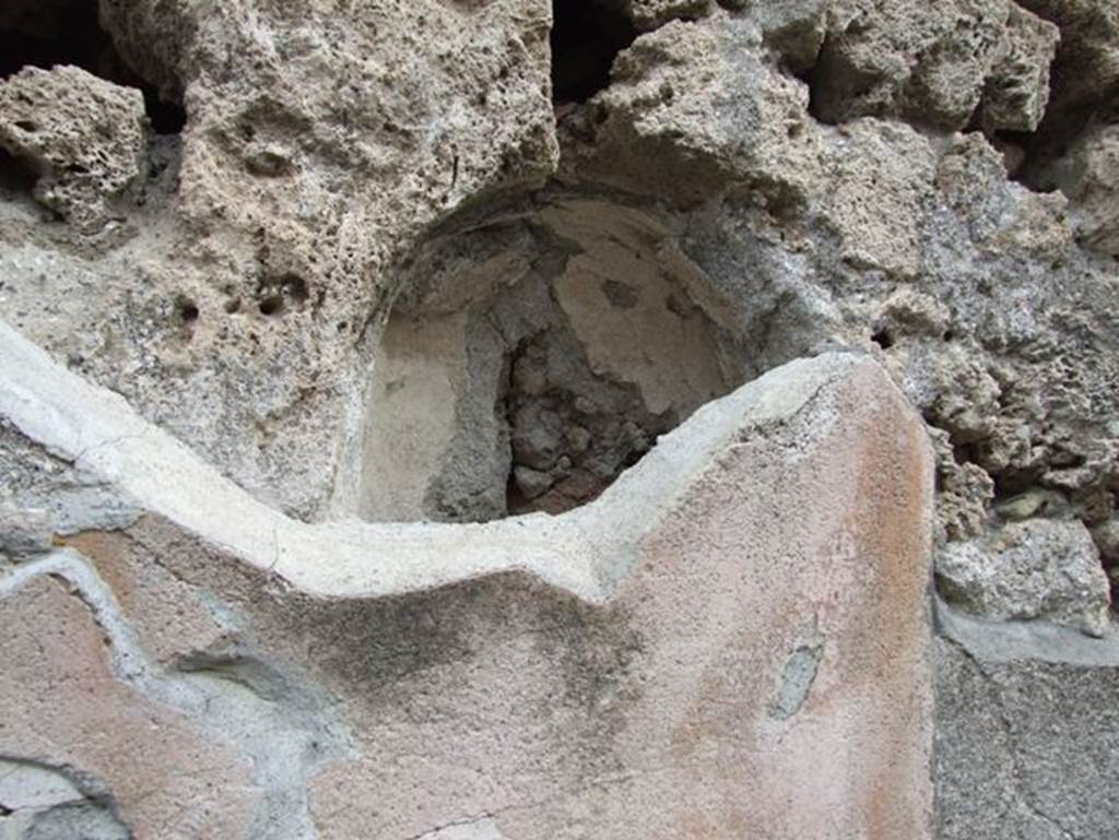 IX.7.20 Pompeii. December 2007. Niche behind plaster on outside wall.