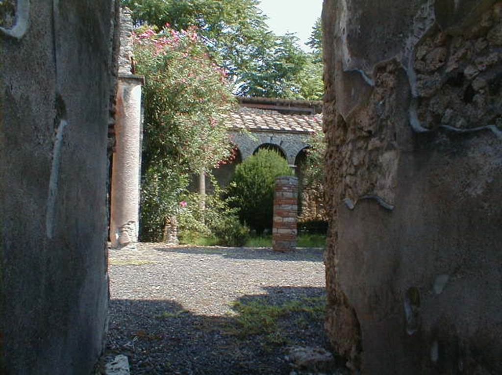 IX.7.20 Pompeii. September 2004. Looking across atrium from entrance.