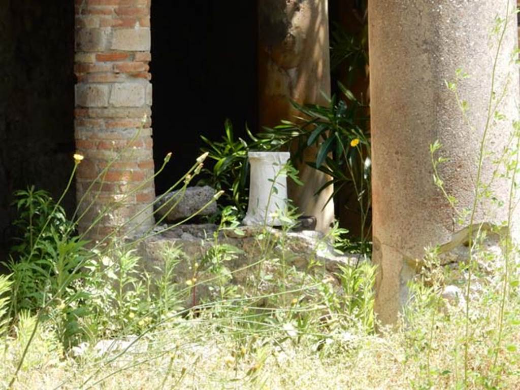 IX.7.20 Pompeii, May 2018. Puteal under north portico. Photo courtesy of Buzz Ferebee.