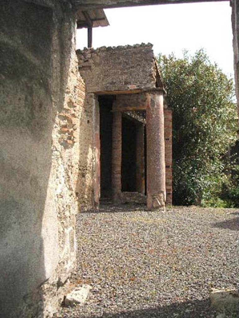 IX.7.20 Pompeii. May 2005. Looking east across atrium towards north portico.