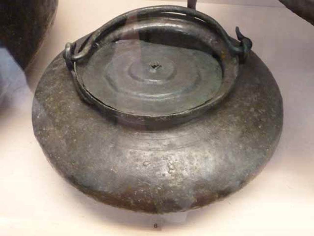 Caldaria (covered kettle) found in bedroom of IX.7.20 Casa degli Archi or House of the Arches.
Now in Naples Archaeological Museum. Inventory number 120235.
