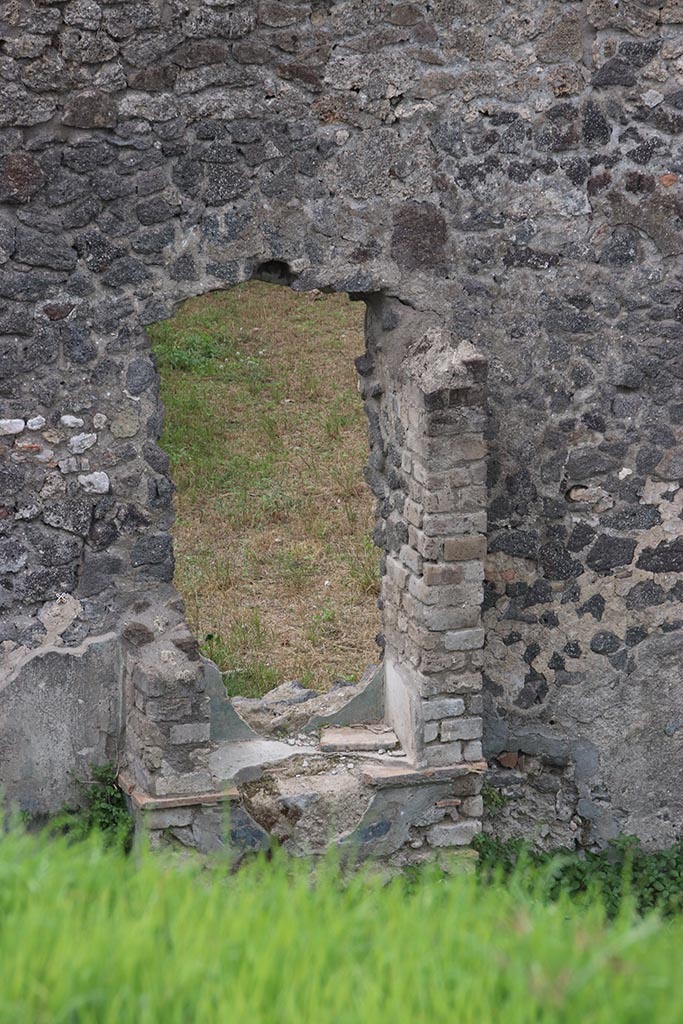 IX.7.20 or IX.7.(?) Pompeii. October 2024. 
Niche against west wall, on south side of fountain. Photo courtesy of Klaus Heese.
(Note: this has also been entered at IX.7.16).



