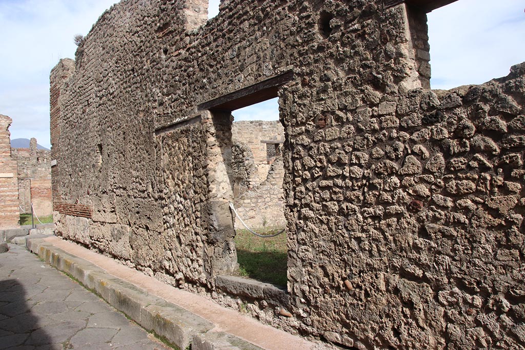 IX.7.21 Pompeii. October 2024. Looking north-east towards entrance doorway. Photo courtesy of Klaus Heese.