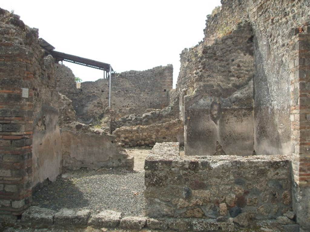 IX.7.22 Pompeii. May 2005. Entrance doorway, looking south across caupona into atrium of IX.7.21.