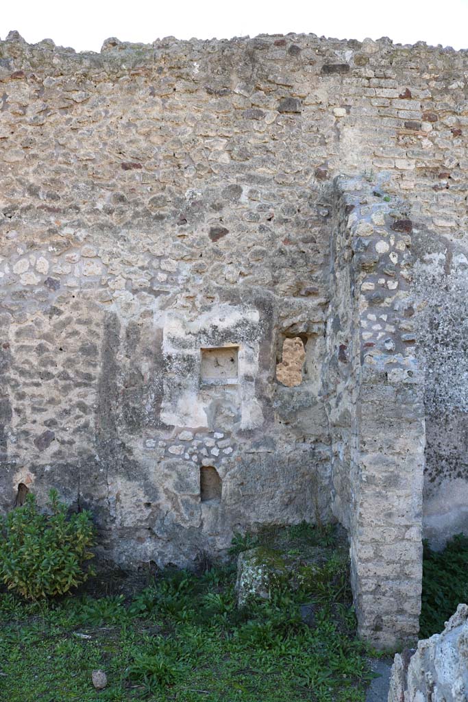 IX.7.22/21 Pompeii. December 2018. West wall of atrium. Photo courtesy of Aude Durand.