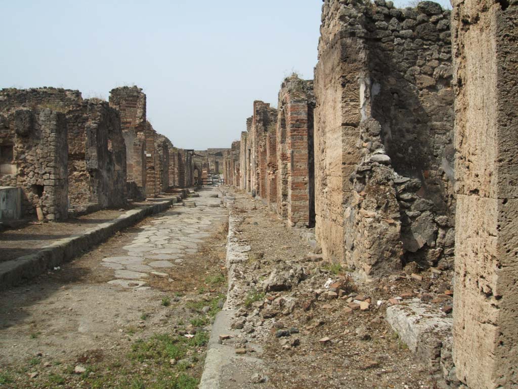 IX.7.24 Pompeii, on left. May 2005.                    Unnamed vicolo looking west.                                    IX.6, on right.