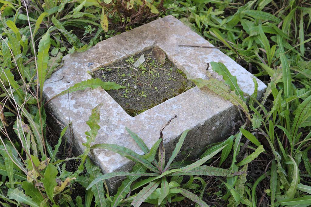 IX.7.25 Pompeii. December 2018. Square marble feature near impluvium in atrium. Photo courtesy of Aude Durand.