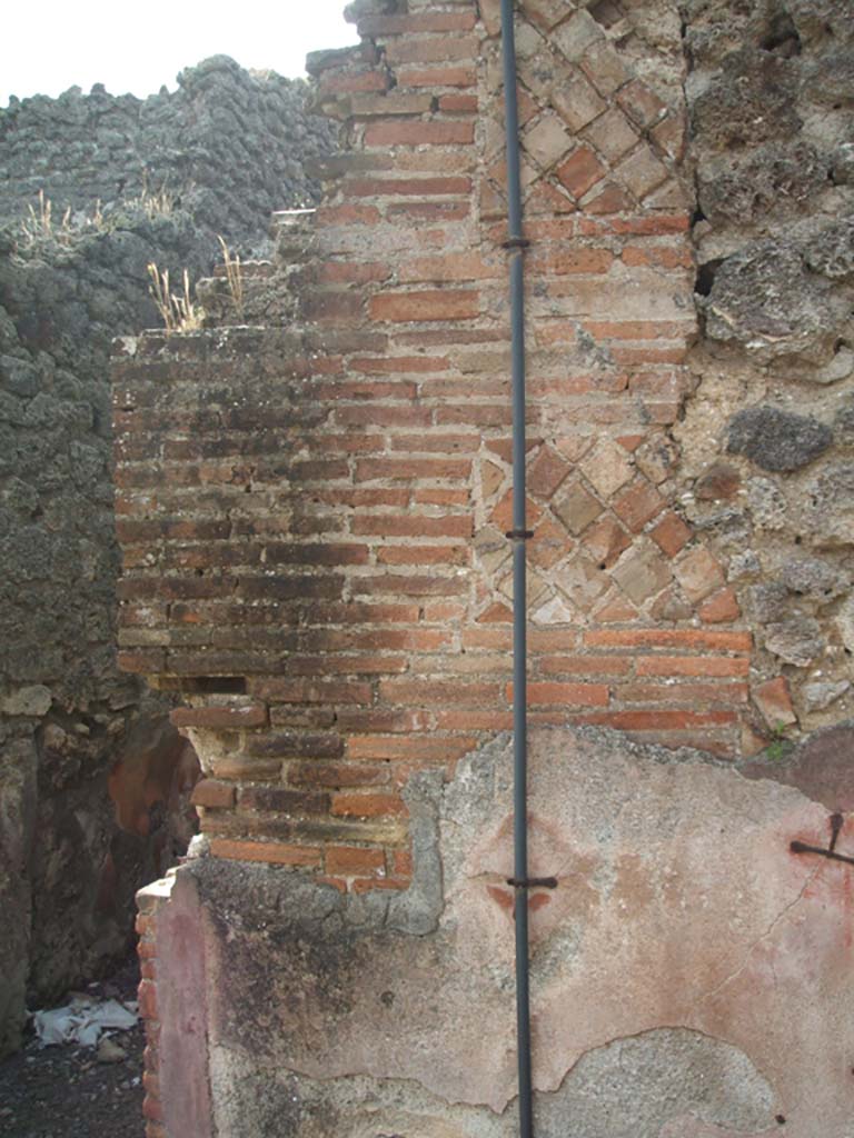 IX.7.25 Pompeii. May 2005. 
South-west corner of atrium “2”, with part of doorway to cubiculum “m”, and south wall of ala/triclinium “l” (L).
