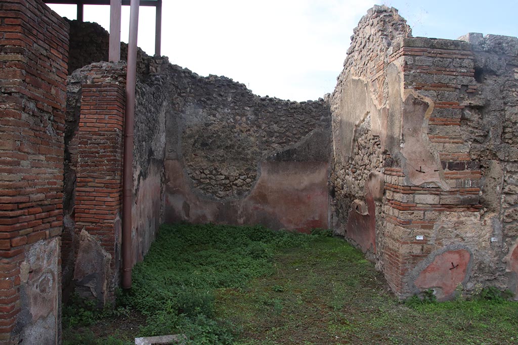 IX.7.25 Pompeii. October 2024. Looking towards west ala, “l” (L), in south-west corner of atrium. Photo courtesy of Klaus Heese.