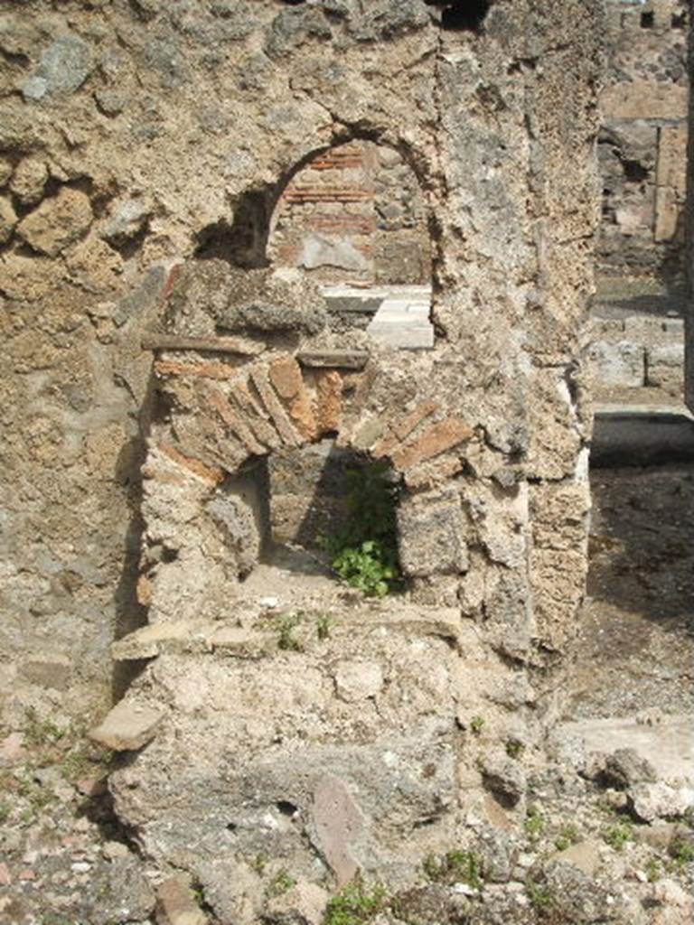 IX.7.25 Pompeii. May 2005. Looking north into IX.7.24, from north-west corner of atrium “2”. Remains of hearth in atrium, below the fallen rear of arched niche, as described by Boyce (see IX.7.24).
