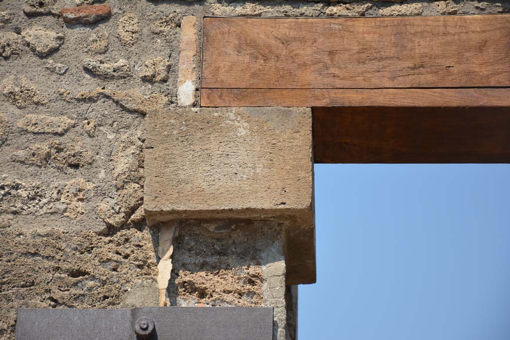 IX.8.b Pompeii. July 2017. Square capital from upper doorway on north side.
Foto Annette Haug, ERC Grant 681269 DÉCOR.
