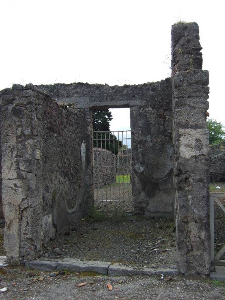 IX.9.3 Pompeii. May 2005. Entrance to shop, looking south.