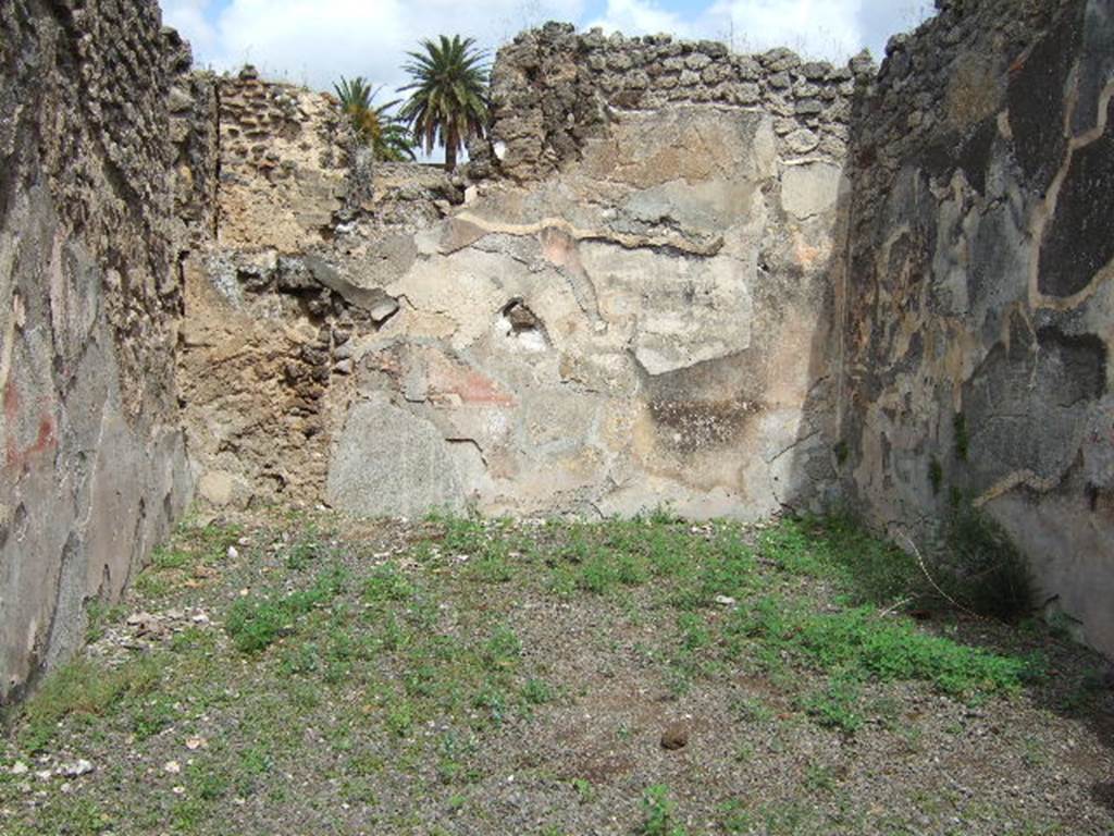 IX.9.6 Pompeii. May 2006. Triclinium on north side of portico.
