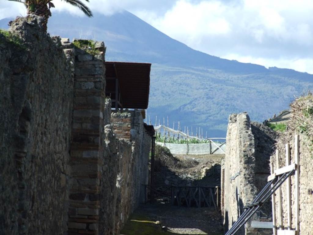 IX.9.10 Pompeii.  March 2009.  Roadway looking north, with Vesuvius in the background.