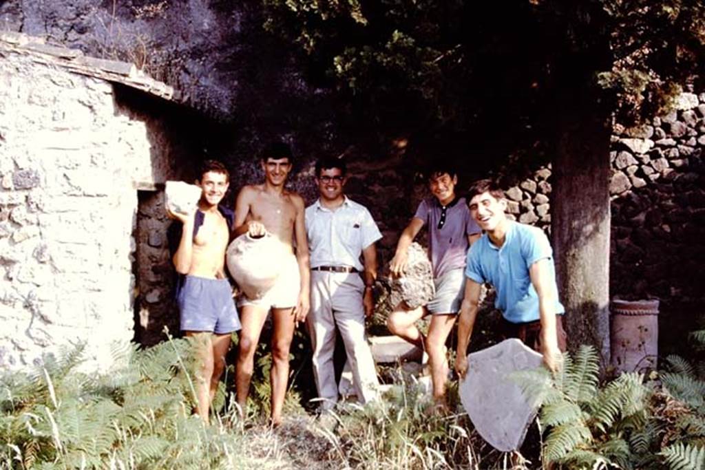 IX.9.10 Pompeii. 1966. Group photo with items. Photo by Stanley A. Jashemski. 
Source: The Wilhelmina and Stanley A. Jashemski archive in the University of Maryland Library, Special Collections (See collection page) and made available under the Creative Commons Attribution-Non Commercial License v.4. See Licence and use details.
J66f0324

