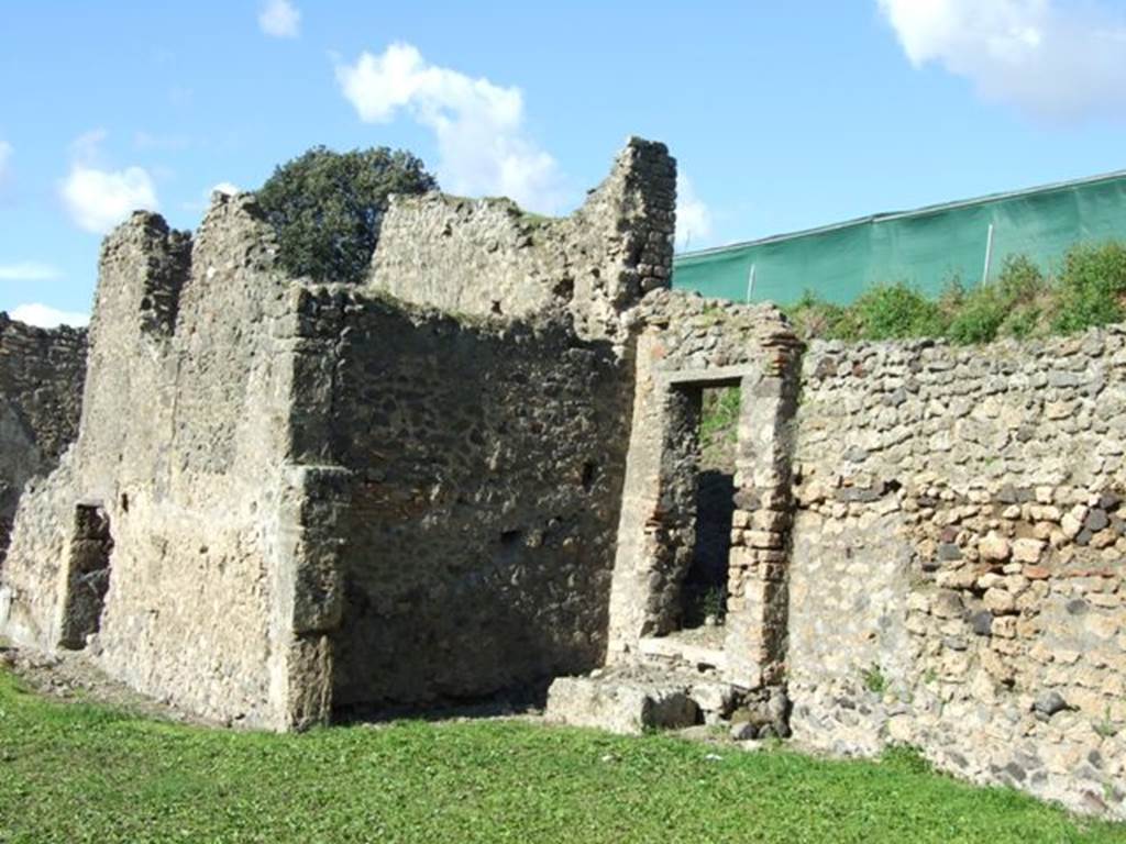 IX.9.10 Pompeii.  March 2009.  Looking north west to entrance.