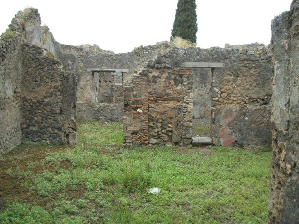 IX.9.12 Pompeii. May 2005. Looking west towards Rooms 13 and 15.